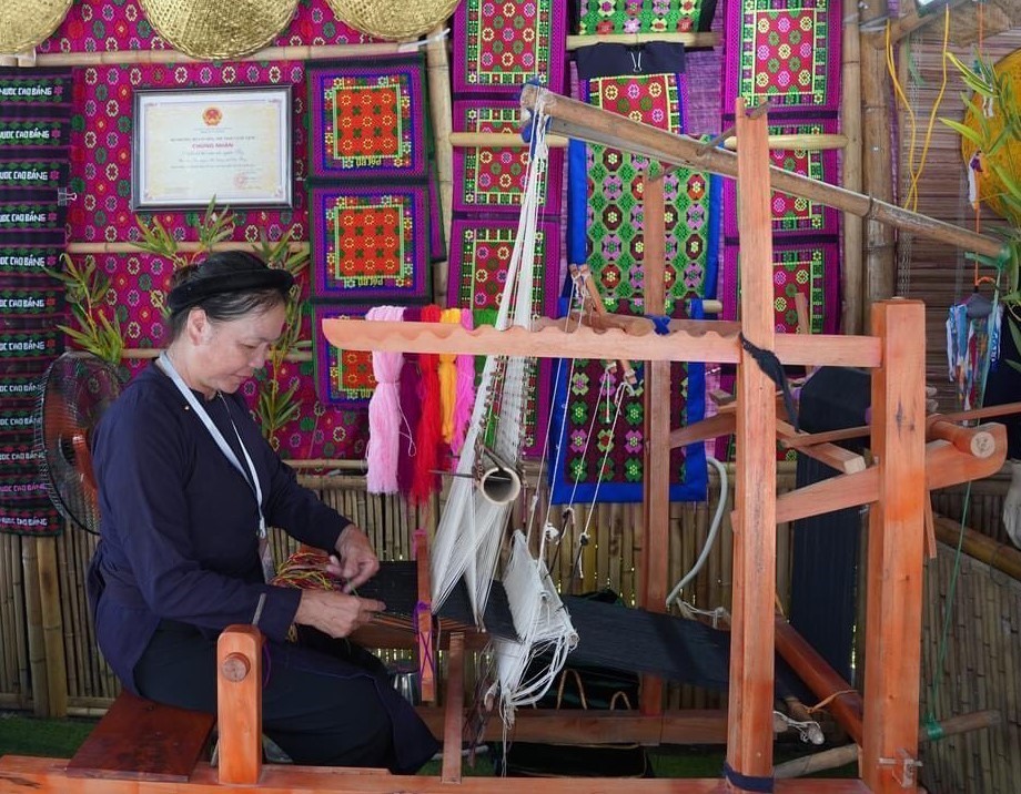 Làng dệt thổ cẩm Luống Nọi Cao Bằng: hoa văn bên khung cửi Tày