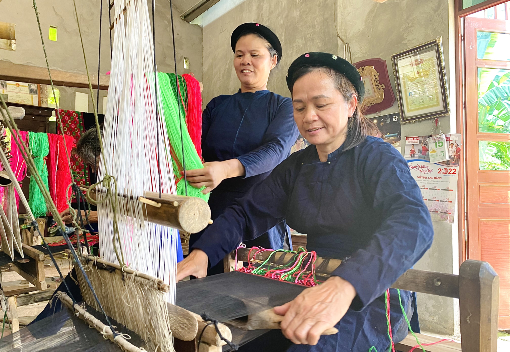 Làng dệt thổ cẩm Luống Nọi Cao Bằng: hoa văn bên khung cửi Tày