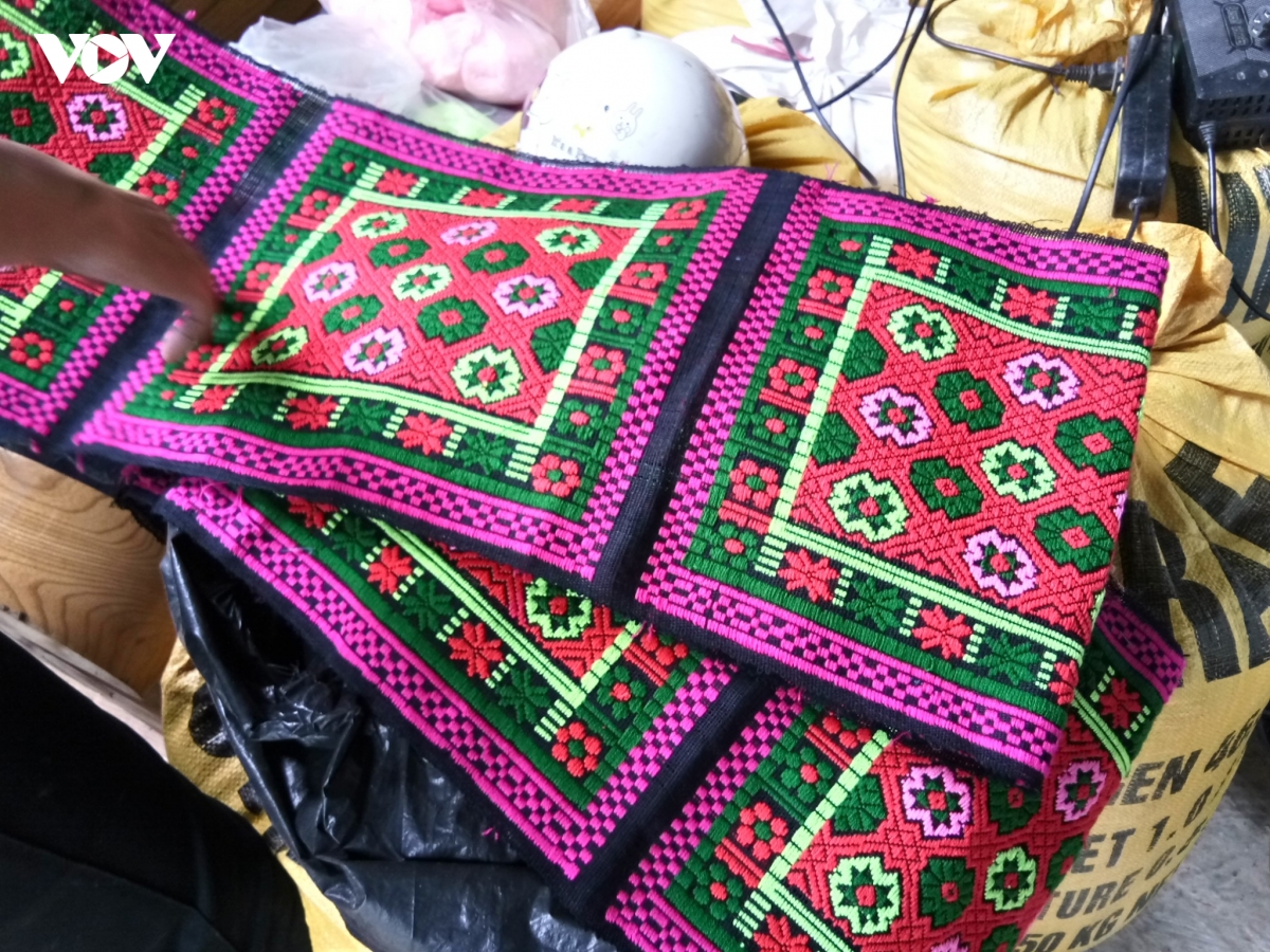 Làng dệt thổ cẩm Luống Nọi Cao Bằng: hoa văn bên khung cửi Tày