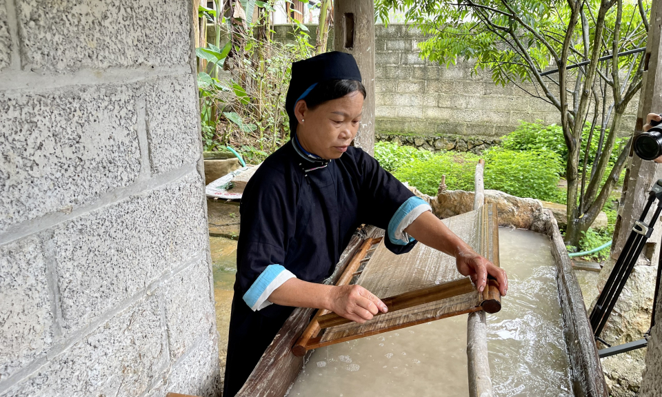 Làng giấy bản Dìa Trên Cao Bằng: từ vỏ cây tới tờ giấy