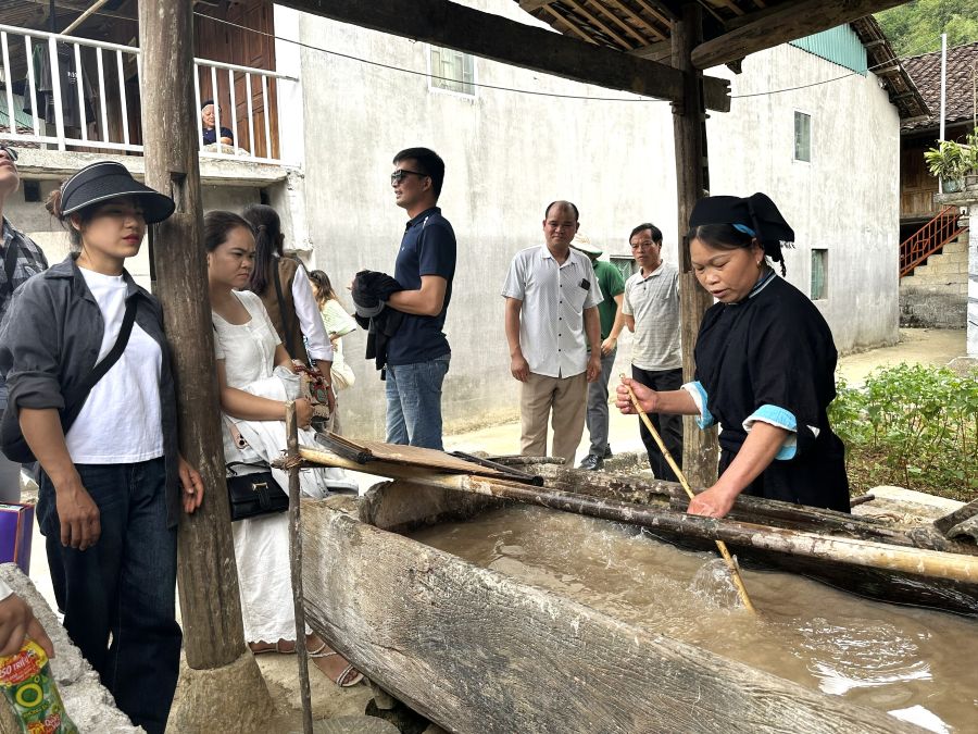 Làng giấy bản Dìa Trên Cao Bằng: từ vỏ cây tới tờ giấy