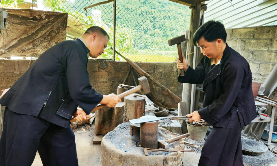 Làng rèn Phúc Sen Cao Bằng: tay nghề bên lò thép