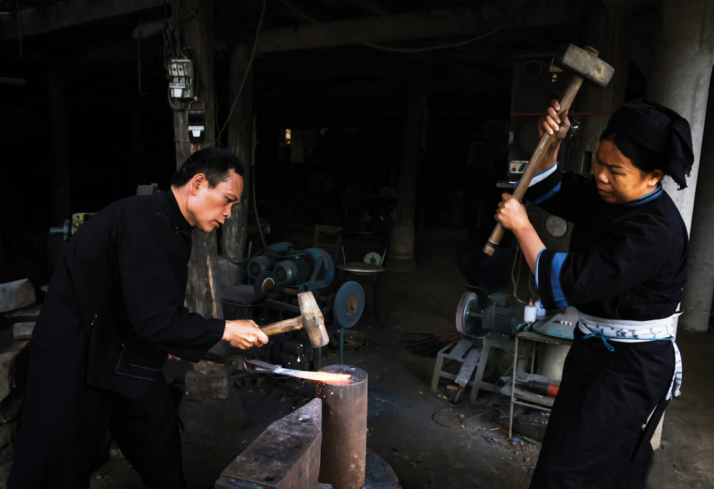 Làng rèn Phúc Sen Cao Bằng: tay nghề bên lò thép