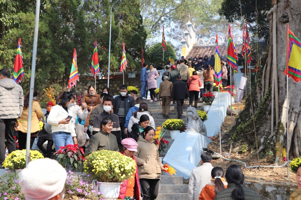 Lễ hội đền Kỳ Sầm Cao Bằng: du xuân và tưởng nhớ Nùng Trí Cao